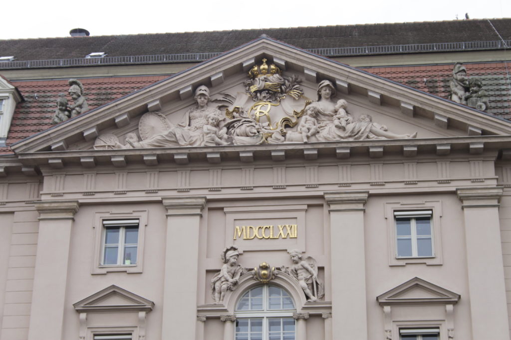 Die östliche Facade des Militärwaisenhauses mit dem Datum des Neubaus im Jahr 1772 (Foto: Y. LeGall)